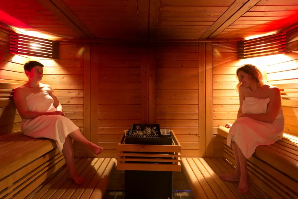 Sauna met kleurentherapie in de finse sauna